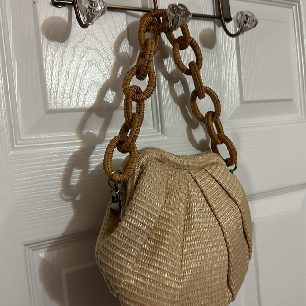 Antik Kraft Woven Straw Shell Bag with Tan Chain Strap - Picture 5 of 5